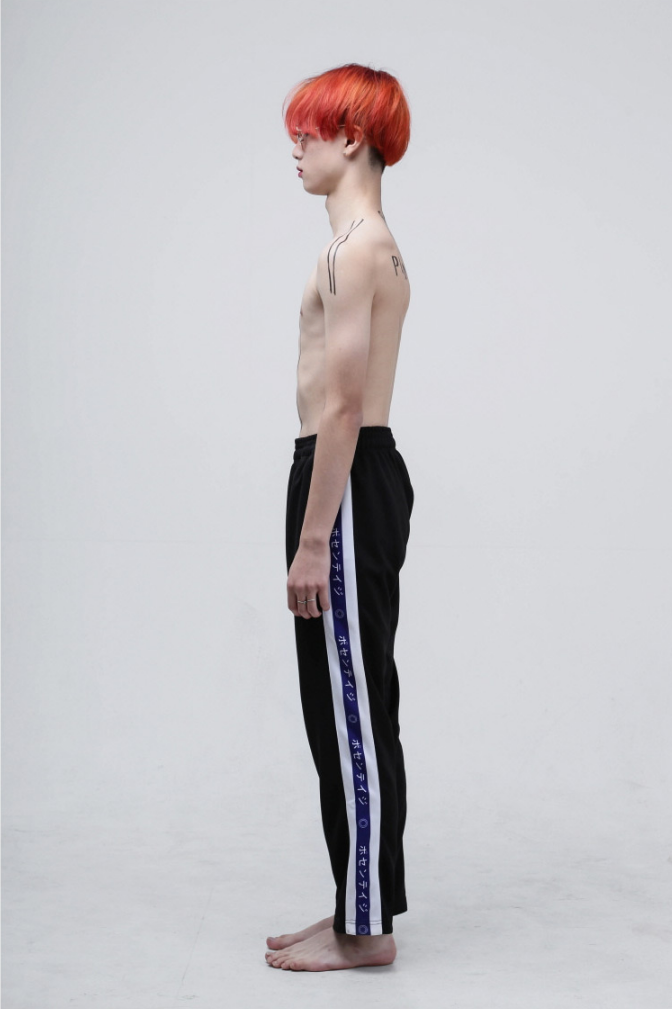 ドルム (DoLM) Japanese lettering line pants Blue