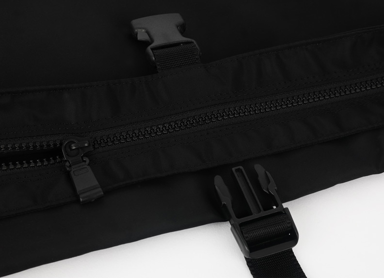ドルム (Do'LM) Silver Buckle Messenger Bag