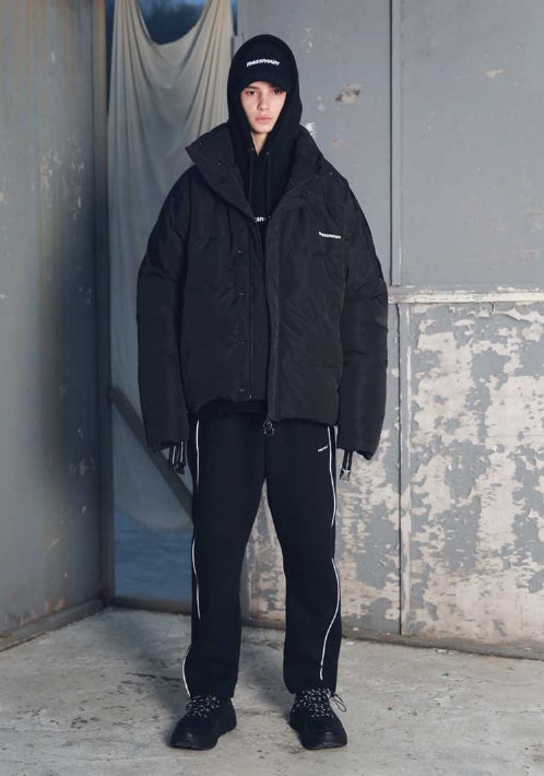 メスノウン(MASSNOUN) SL LOGO REFLECTIVE OVERSIZED PADDING JUMPER MFEPD001-BK
