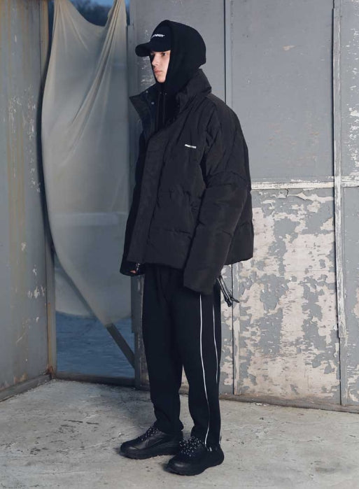 メスノウン(MASSNOUN) SL LOGO REFLECTIVE OVERSIZED PADDING JUMPER MFEPD001-BK