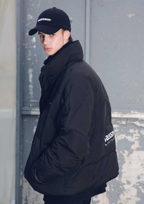 メスノウン(MASSNOUN) SL LOGO REFLECTIVE OVERSIZED PADDING JUMPER MFEPD001-BK