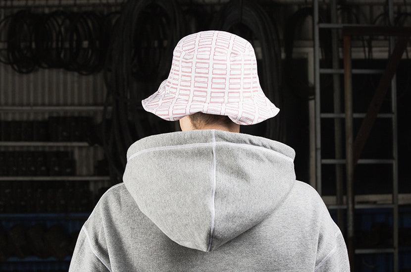 ベドインベド(BADINBAD) Tabs Logo bucket hat_White
