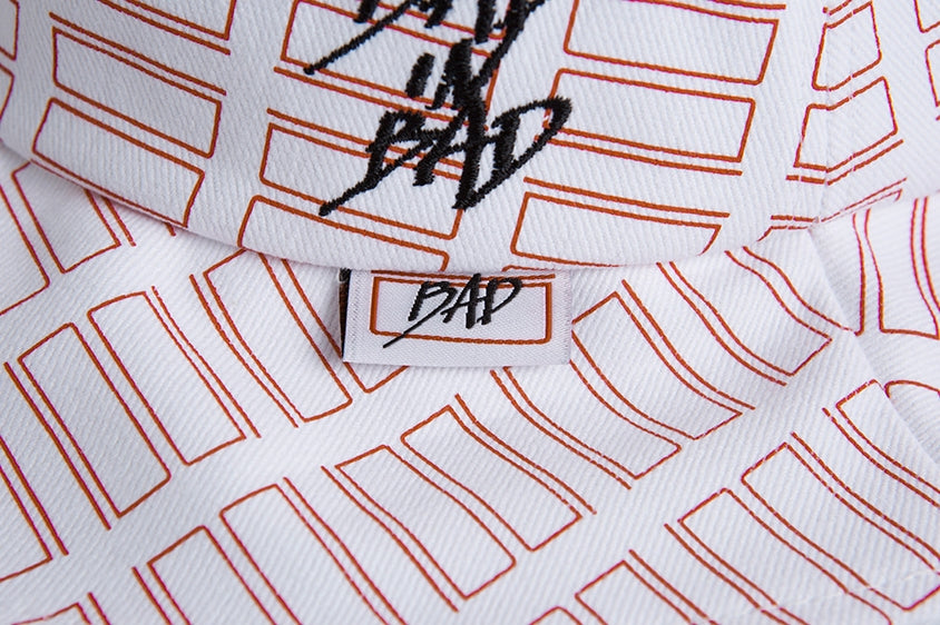 ベドインベド(BADINBAD) Tabs Logo bucket hat_White