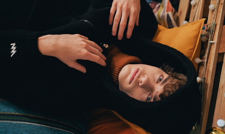 ダブルユーブイプロジェクト(WV PROJECT) FUNNY BOUNCLE HOOD ZIP-UP BLACK SYHD7340