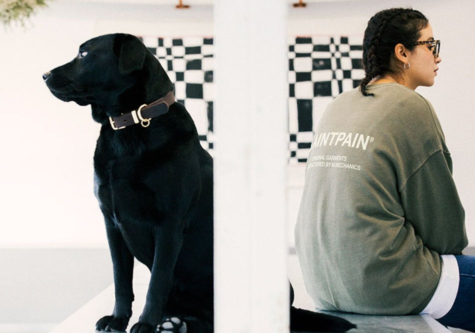 セイントペイン(SAINTPAIN)  SP PIGMENT VRTN LOGO CREW NECK-KHAKI