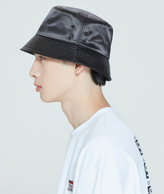 ロマンティッククラウン(ROMANTIC CROWN) LAUREL LOGO BUCKET HAT_BLACK