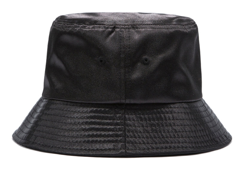 ロマンティッククラウン(ROMANTIC CROWN) LAUREL LOGO BUCKET HAT_BLACK