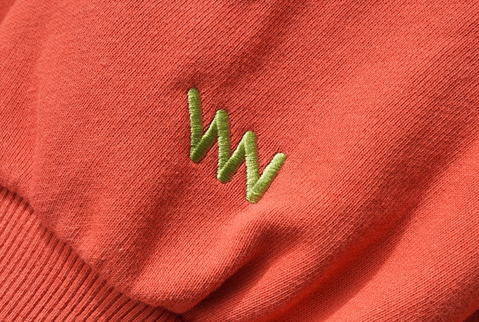 ダブルユーブイプロジェクト(WV PROJECT) Baker Emblem Sweatshirt Dark Orange JJMT7409