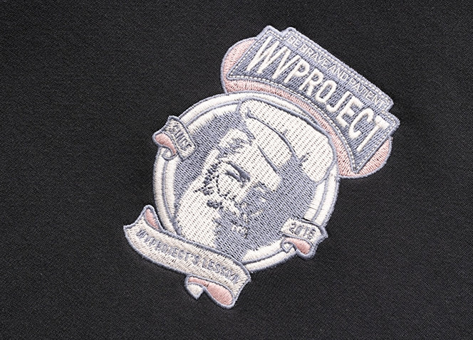 ダブルユーブイプロジェクト(WV PROJECT) Baker Emblem Sweatshirt Black JJMT7409