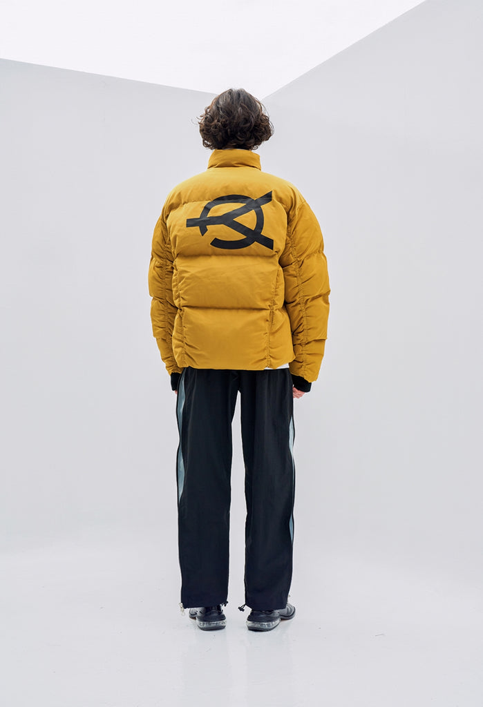 オーワイ(OY) LOGO SHIRRING PADDING- MUSTARD