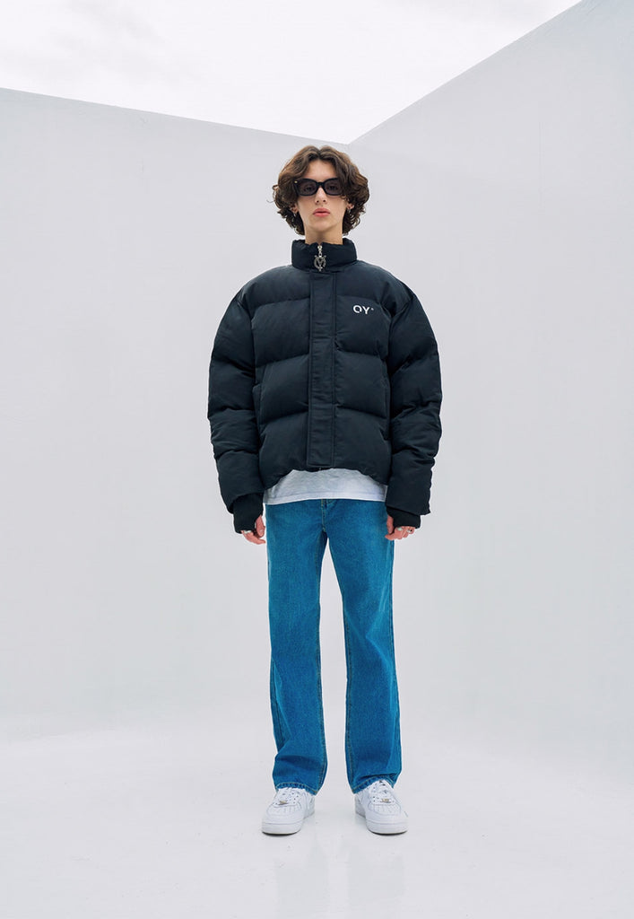 オーワイ(OY) LOGO SHIRRING PADDING- BLACK