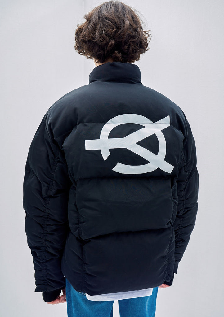 オーワイ(OY) LOGO SHIRRING PADDING- BLACK