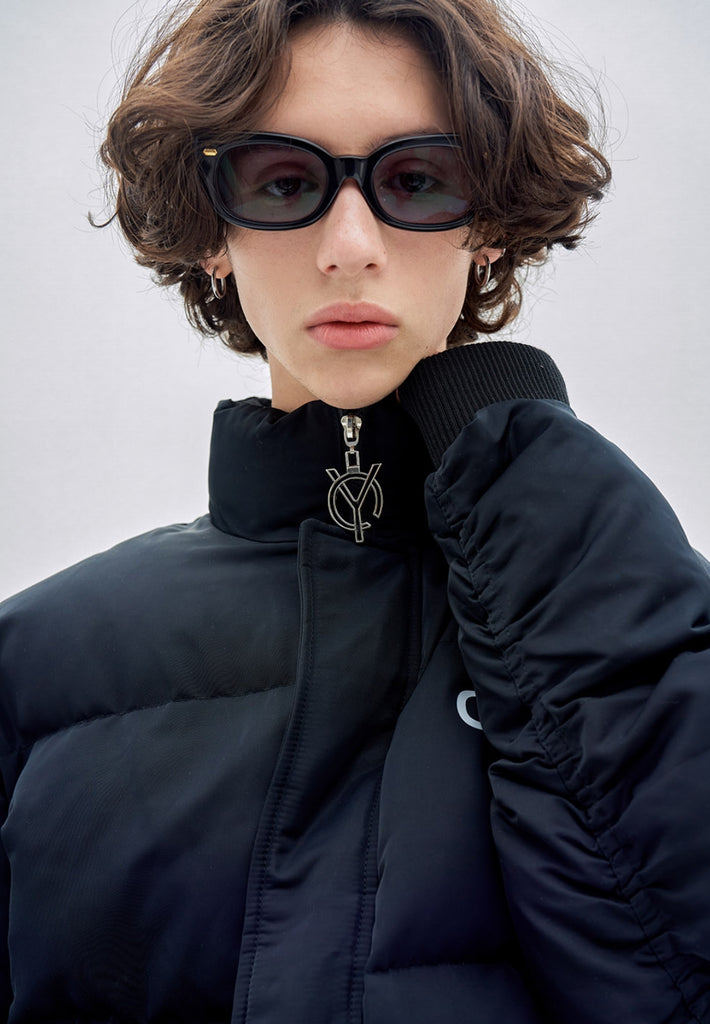オーワイ(OY) LOGO SHIRRING PADDING- BLACK
