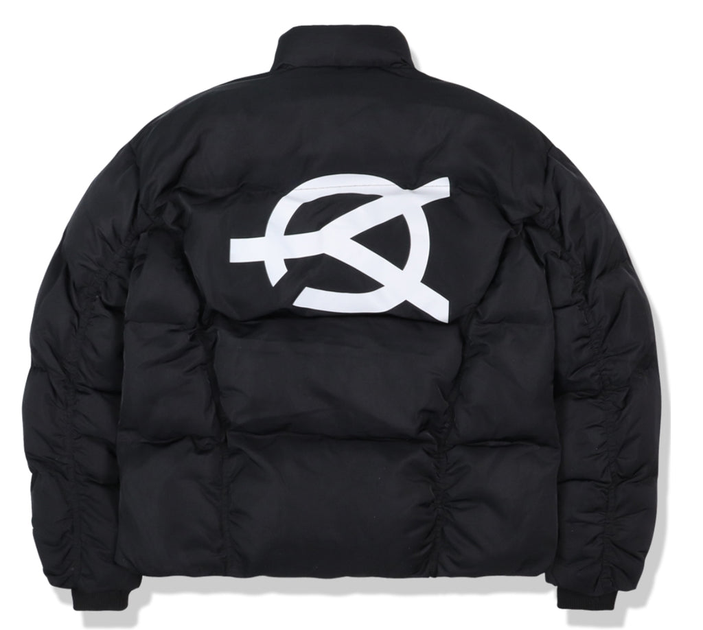 オーワイ(OY) LOGO SHIRRING PADDING- BLACK