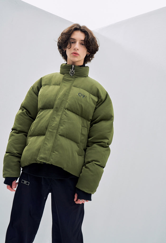 オーワイ(OY) LOGO SHIRRING PADDING- KHAKI