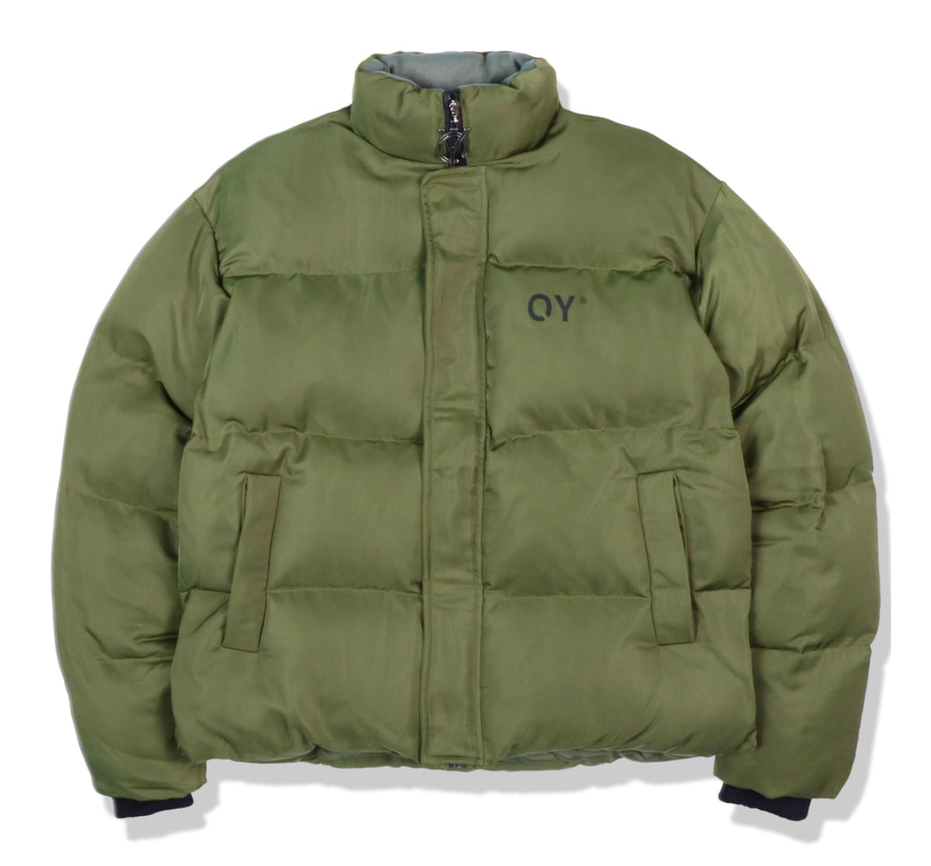 オーワイ(OY) LOGO SHIRRING PADDING- KHAKI
