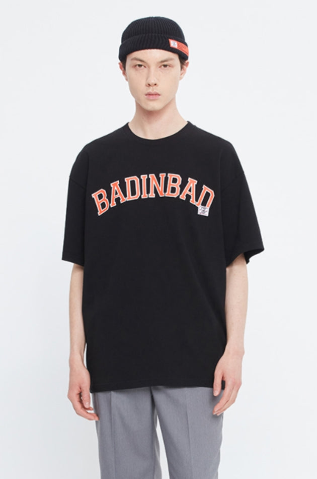 ベドインベド(BADINBAD) COLLEGE FONT LOGO TEE_BLACK