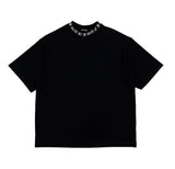 DAYDAF (デイダフ) NECK LOGO HALF T - BLACK