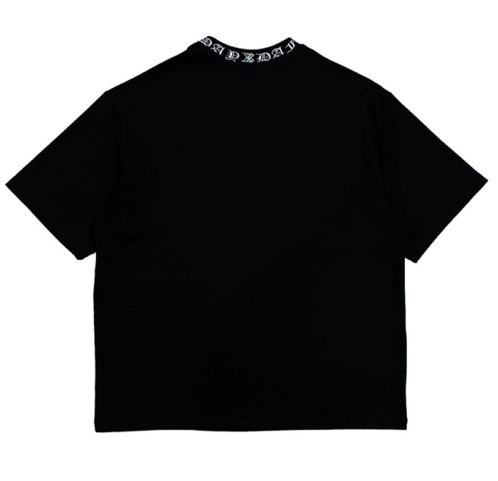 DAYDAF (デイダフ) NECK LOGO HALF T - BLACK