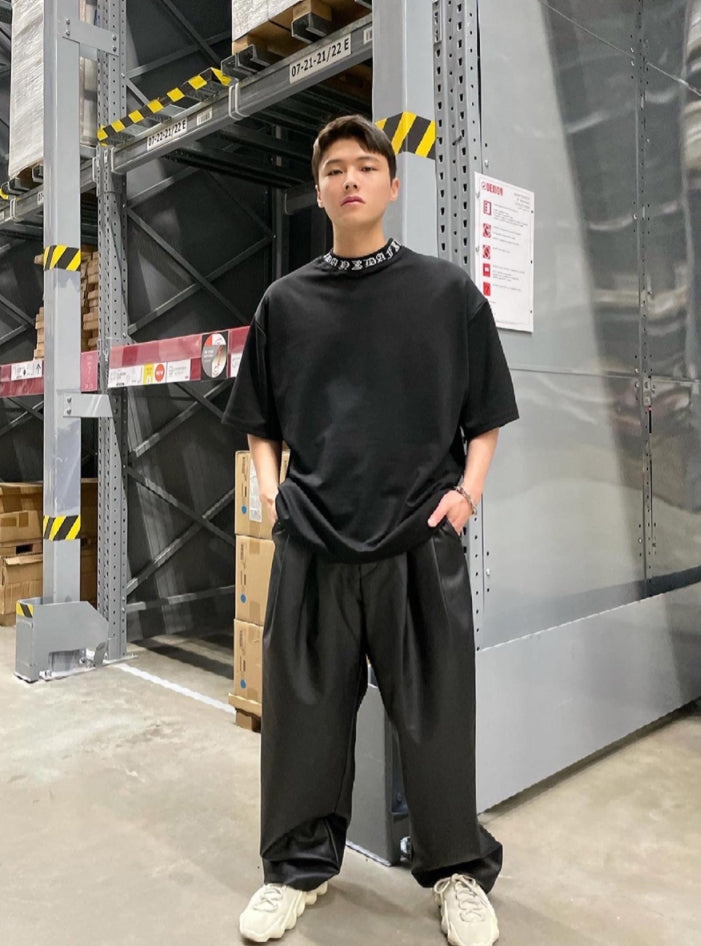 DAYDAF (デイダフ) NECK LOGO HALF T - BLACK