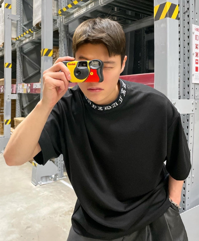 DAYDAF (デイダフ) NECK LOGO HALF T - BLACK