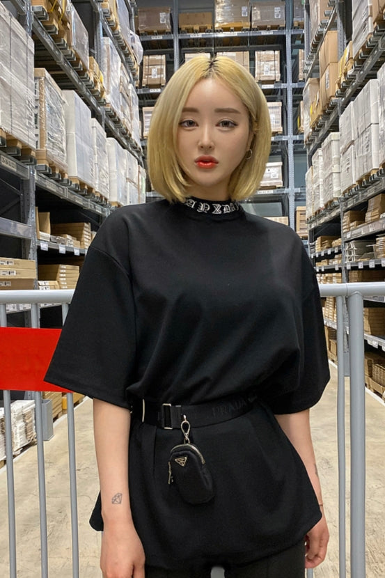 DAYDAF (デイダフ) NECK LOGO HALF T - BLACK