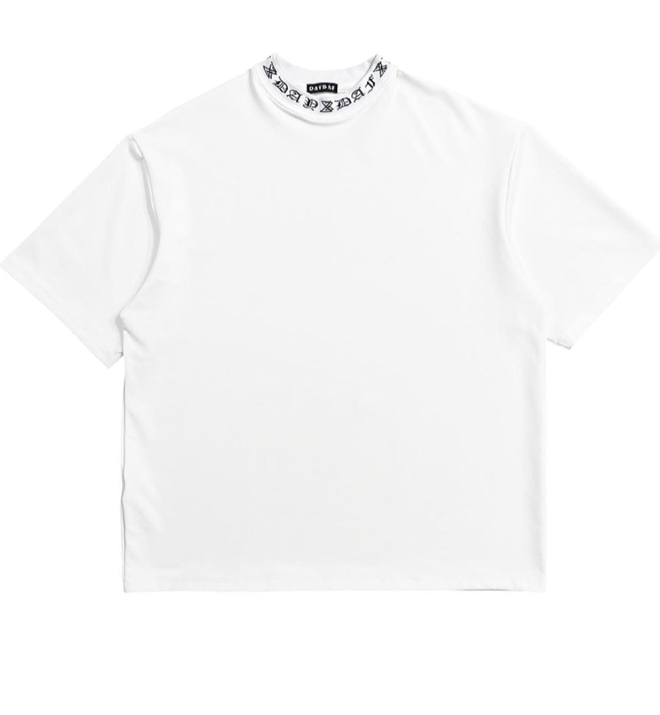 DAYDAF (デイダフ) NECK LOGO HALF T - WHITE