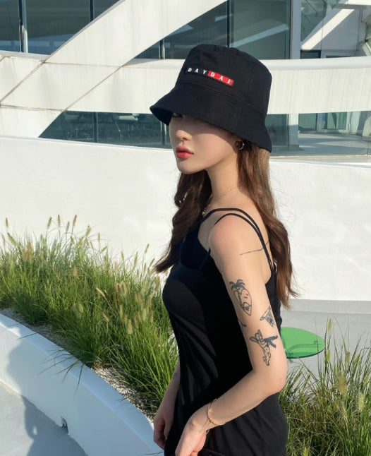 DAYDAF (デイダフ) Rubber Label bucket hat - black