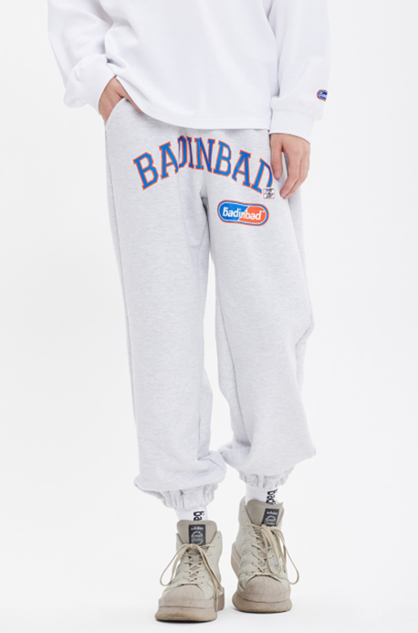 ベドインベド(BADINBAD) COLLEGE FONT HEAVY WEIGHT PANTS_LIGHT GREY