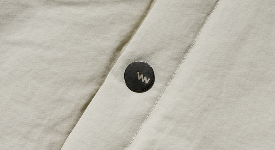 ダブルユーブイプロジェクト(WV PROJECT) Woven Hooded Coach Jacket Beige JIOT7540