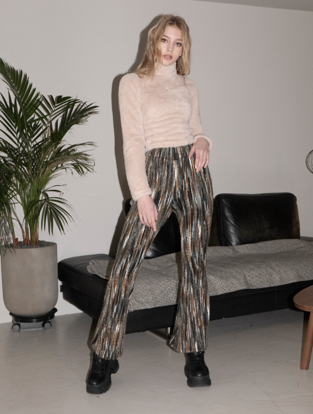 BABLETWO  (ビーエーブルトゥー)  Boa Fur Turtleneck Top