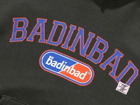 ベドインベド(BADINBAD) COLLEGE FONT HEAVY WEIGHT HOODIE_CHARCOAL