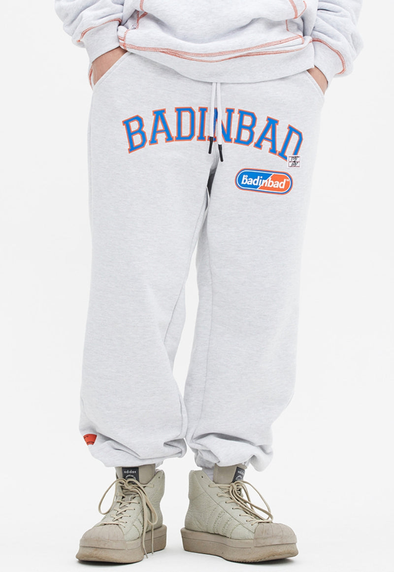 ベドインベド(BADINBAD) COLLEGE FONT HEAVY WEIGHT PANTS_LIGHT GREY