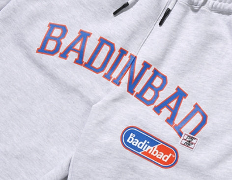 ベドインベド(BADINBAD) COLLEGE FONT HEAVY WEIGHT PANTS_LIGHT GREY