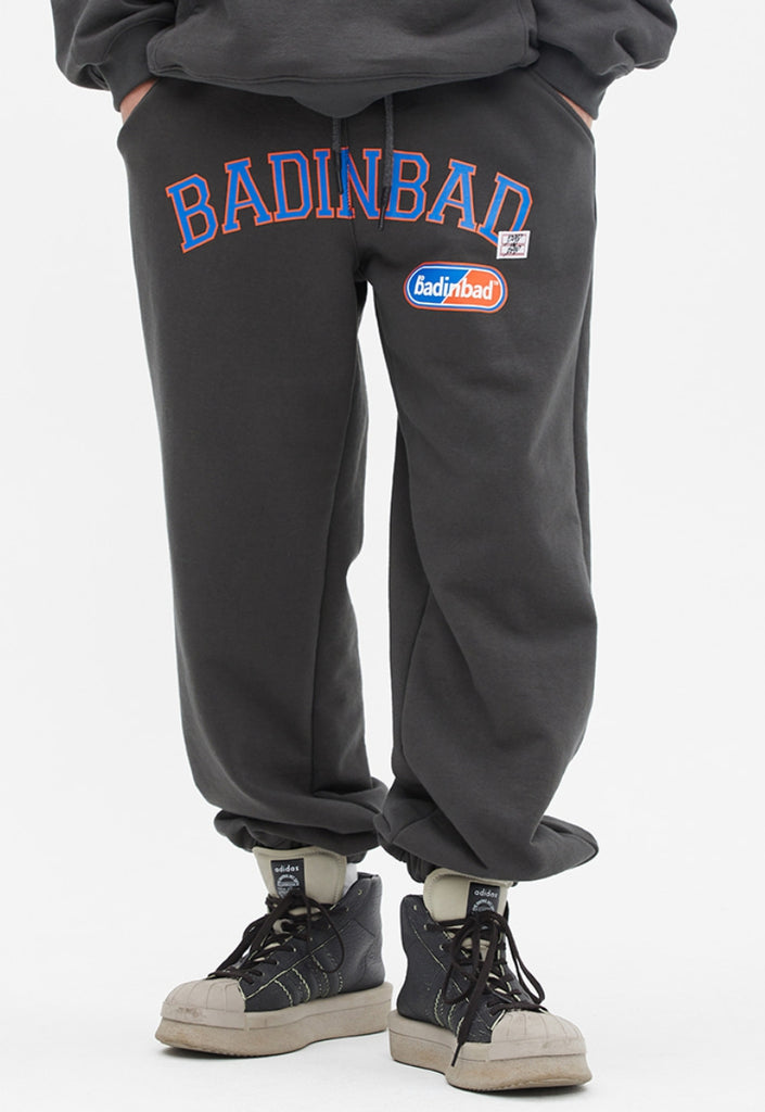 ベドインベド(BADINBAD) COLLEGE FONT HEAVY WEIGHT PANTS_CHARCOAL