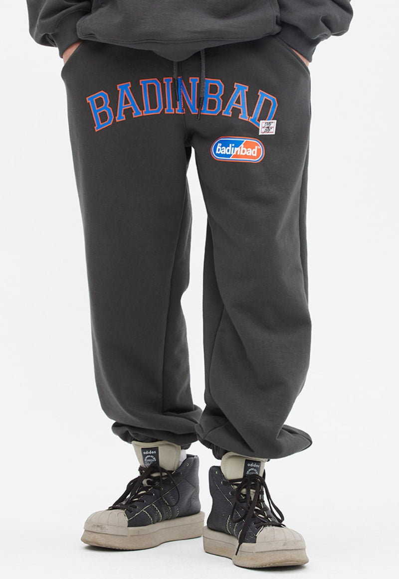 ベドインベド(BADINBAD) COLLEGE FONT HEAVY WEIGHT PANTS_CHARCOAL