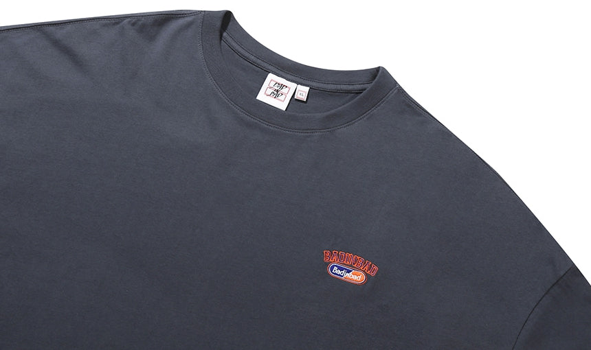 ベドインベド(BADINBAD) LAYER LOGO TEE_CHARCOAL