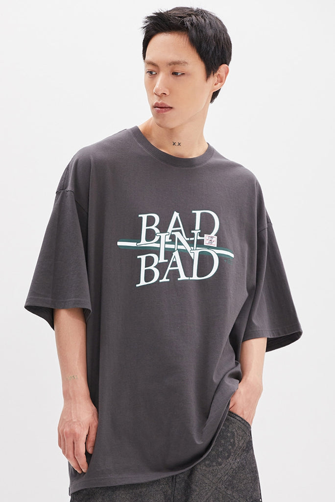 ベドインベド(BADINBAD) NEO LOGO TEE_CHARCOAL