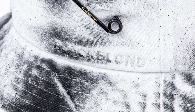 ブラックブロンド(BLACKBLOND) BBD Ripped Sprayed Custom Border Graffiti Logo Bucket Hat (White)