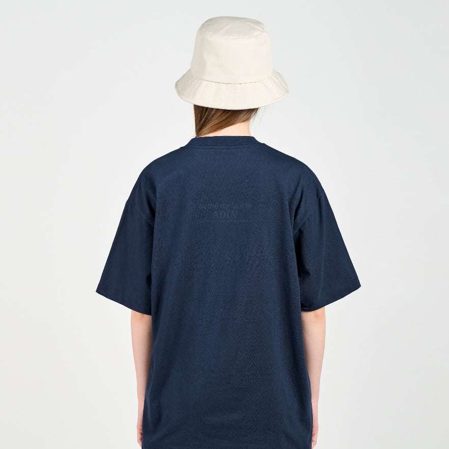 アクメドラビ(acme' de la vie) BACKGROUND LOGO SHORT SLEEVE T-SHIRT NAVY