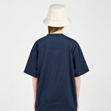 アクメドラビ(acme' de la vie) BACKGROUND LOGO SHORT SLEEVE T-SHIRT NAVY