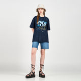アクメドラビ(acme' de la vie) BACKGROUND LOGO SHORT SLEEVE T-SHIRT NAVY