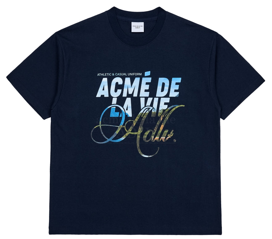 アクメドラビ(acme' de la vie) BACKGROUND LOGO SHORT SLEEVE T-SHIRT NAVY