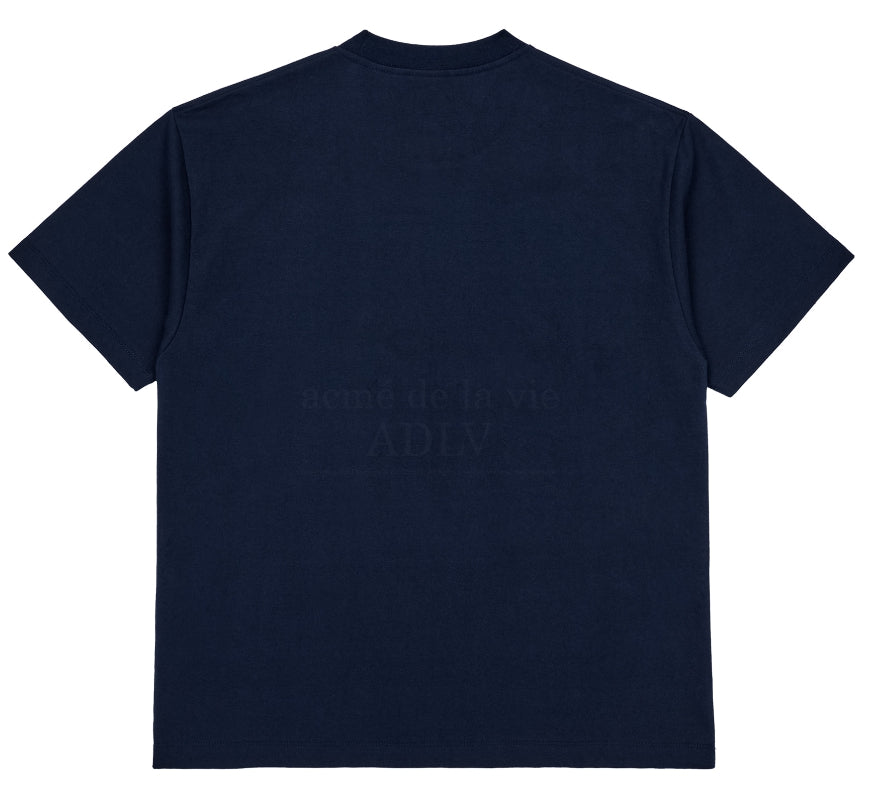 アクメドラビ(acme' de la vie) BACKGROUND LOGO SHORT SLEEVE T-SHIRT NAVY