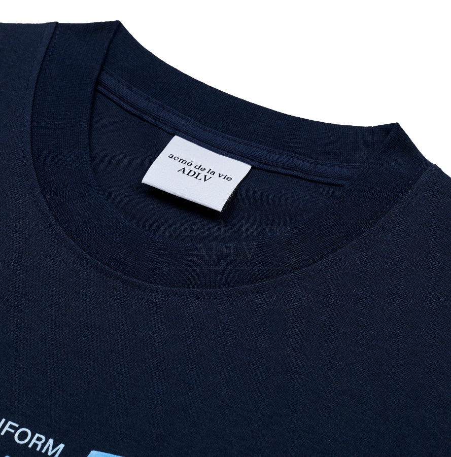 アクメドラビ(acme' de la vie) BACKGROUND LOGO SHORT SLEEVE T-SHIRT NAVY