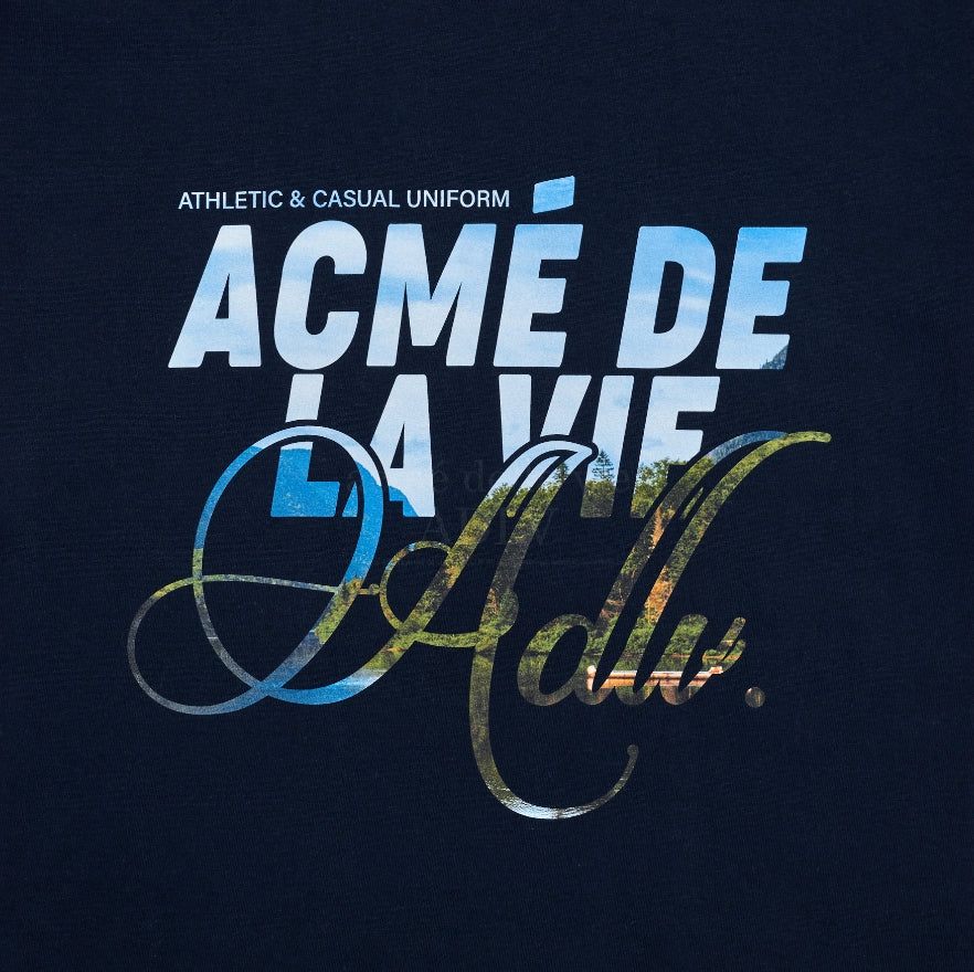 アクメドラビ(acme' de la vie) BACKGROUND LOGO SHORT SLEEVE T-SHIRT NAVY