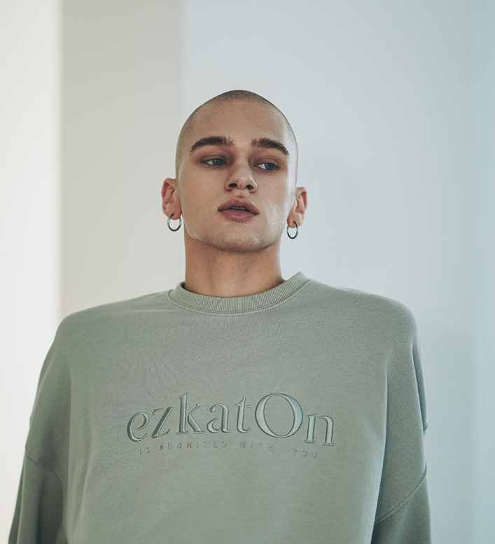 EZKATON (エズカートン) Satin Logo Sweatshirt Smoke Green JJMT6612
