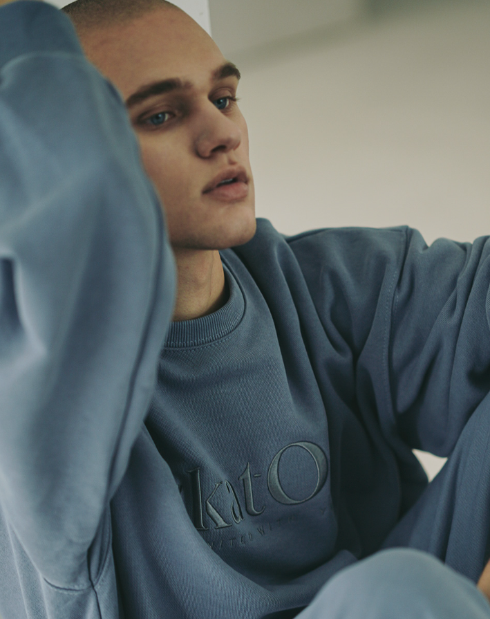 EZKATON (エズカートン) Satin Logo Sweatshirt Blue Gray JJMT6612