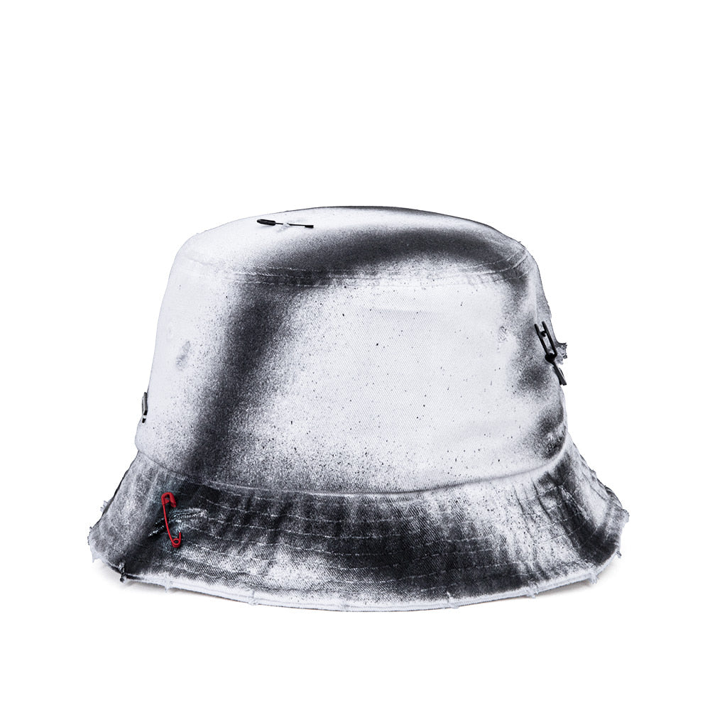 ブラックブロンド(BLACKBLOND) BBD Ripped Sprayed Custom Border Graffiti Logo Bucket Hat (White)