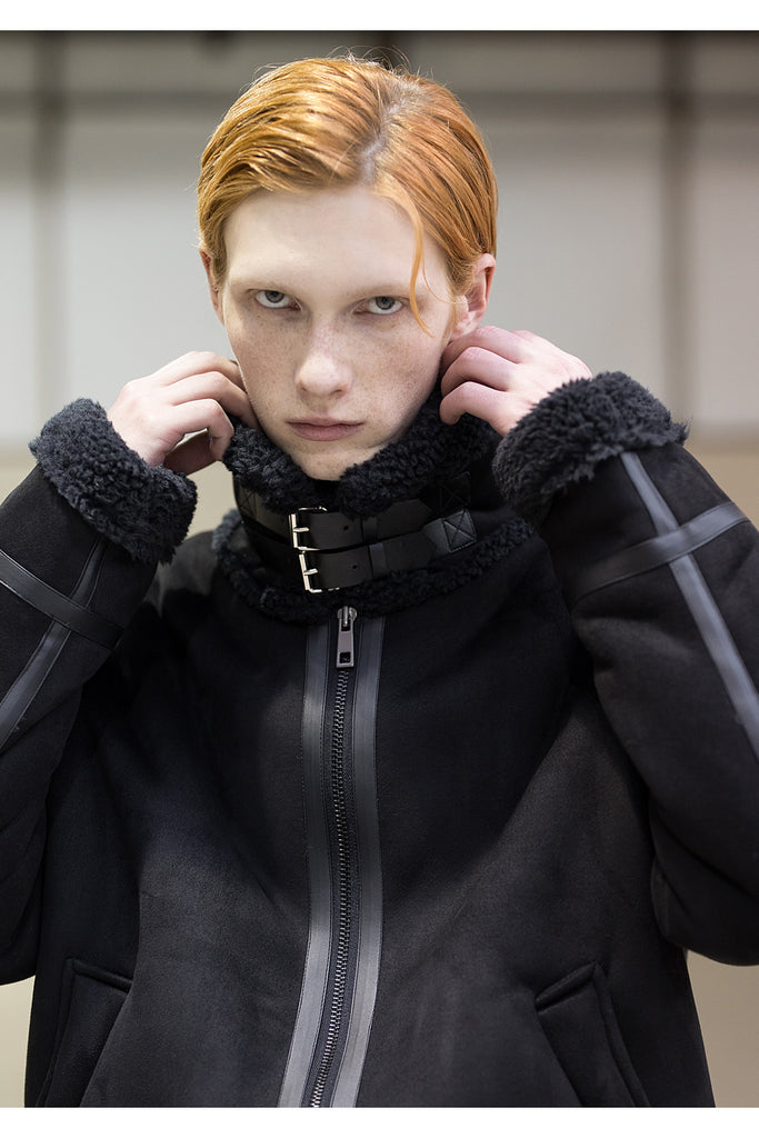 メスノウン(MASSNOUN)LEATHER STRAP OVERSIZED SUEDED MOUTON JACKET MFNJK004-BK